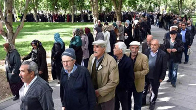 Emekliler kuyruğa girecek. Yapı Kredi promosyon rakamını yükseltti