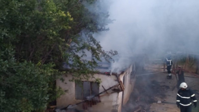 Burdur'da yangın. Bağ evi alev alev yanıp küle döndü