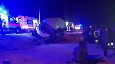 Tarım işçilerini taşıyan minibüs ile otomobil çarpıştı: 8 Yaralı