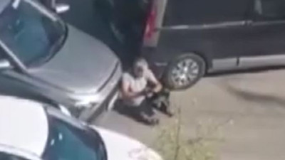 Trafikte kadın şiddeti. Erkek sürücüyü aracıyla sürükledi