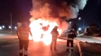 Kaza sonrası otomobil alev topuna döndü: 3 yaralı