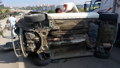 Önündeki araca çarpan otomobil devrildi