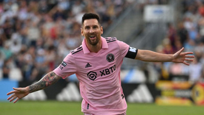 Messi'nin rakibinden flaş karar. Taraftara geri ödeme yapacaklar