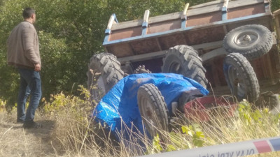 Devrilen traktörün sürücüsü öldü (08 Ekim 2023)