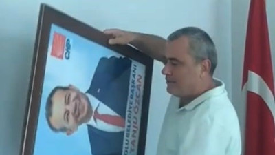 Tanju Özcan'ın parti binasındaki fotoğrafı çöpe atıldı