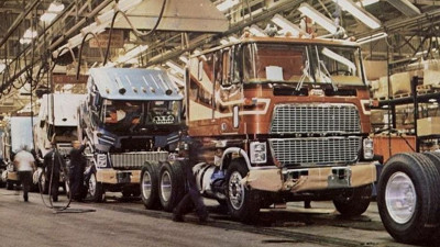 Otomotiv devinde grev. 8 bin 700 çalışan iş bıraktı