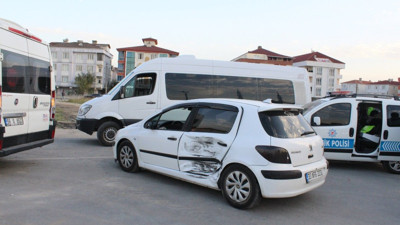 Tekirdağ’da işçi servisi ile otomobil çarpıştı