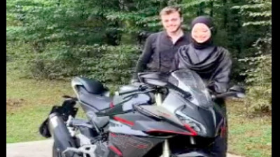 Cinsiyet partisinde bebeklerinin cinsiyetini motorun egzozundan öğrendiler