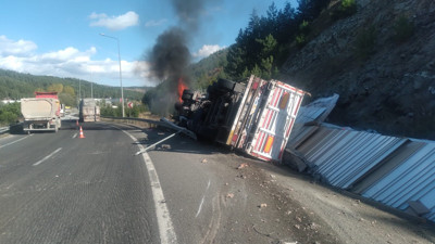 Devrilen tır alev alev yandı