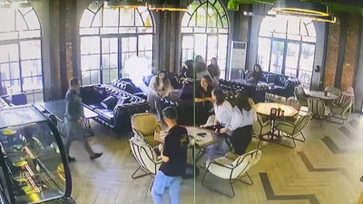 Cep telefonu bomba gibi patladı. Kafedekilerin paniği kameraya yansıdı