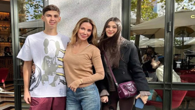 Demet Şener oğluyla hasret giderdi. Kızıyla birlikte Madrid’e uçtu