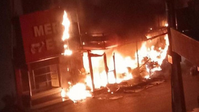 İzmir'de kundaklandığı iddia edilen iş yeri alev alev yandı