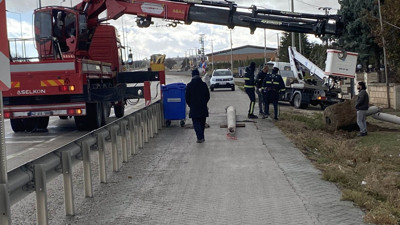 Şiddetli rüzgar elektrik direğini yerinden söktü