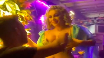 Para taktığı dansöz ile evlenen adamın videosu viral oldu