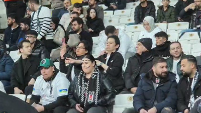 Boş olan Beşiktaş tribünlerinde mücadeleyi onlar izledi. Dikkat çeken detay