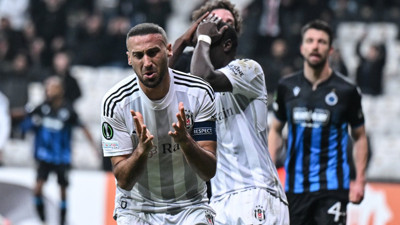 Beşiktaş taraftarı İnönü'de kendi futbolcularını ıslıkladı. Yoğun protesto