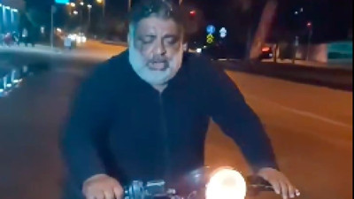 Kahramanmaraş'ta alkolü elinde, mangalı önünde, motor üstünde bir vatandaş görüntülendi