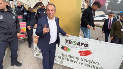 Tanju Özcan sığınmacıların tabelasını alaşağı etti. 'Bizden habersiz Bolu'da kimse tabela asamaz'
