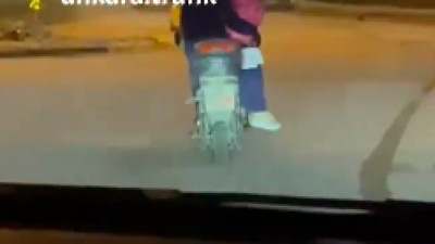 Mamak'ta Tehlikeli Motosiklet Yolculuğu! Kayda Alınan Ailenin Riskli Anları!
