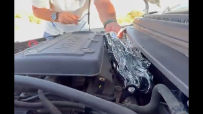 Yolculuk Öncesi Sıra Dışı Hazırlık: İçerik Üreticisi Motorun Yanında Et Pişirdi!