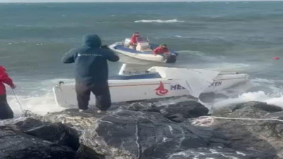 Kadıköy'de fırtınada sürüklenen tekne kayalıklara çarptı