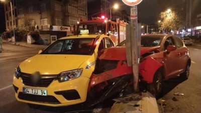 Alkollü sürücü caddeye çıkarken taksiye çarptı. Refüje ve direğe çarparak durabildi