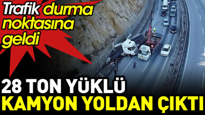 28 ton demir yüklü kamyon yoldan çıktı. Trafik durma noktasına geldi