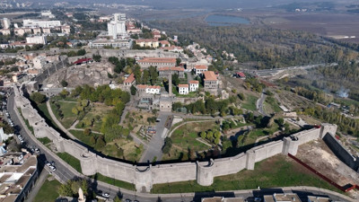 Diyarbakır’ın kalbinde ortaya çıktı. Tarihi saraya açılan dev kapı bulundu