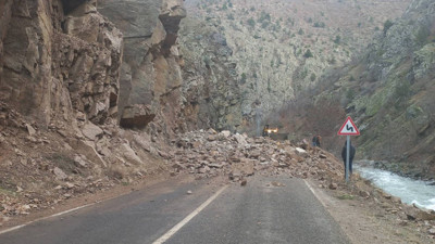 Heyelan ulaşımı kilitledi