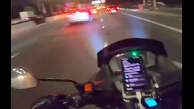 Seyir halindeki motordan telefonu çalmaya çalışan motorcu