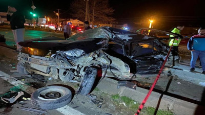 Sakarya’da kamyonla çarpışan otomobil hurdaya döndü: 2 ölü