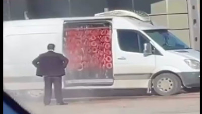 Bursa'da skandal görüntü: Minibüsün içindeki sucukları oto yıkamada yıkayan şahıs