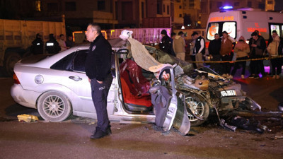 Dorseye çarpan araç hurdaya döndü: 2 ölü