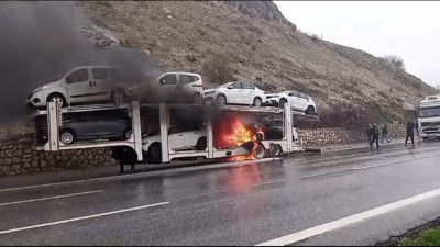 Mersin’de seyir halindeki tırda yangın çıktı