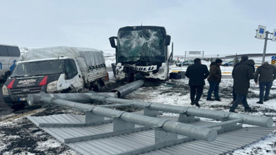 Ağrı'da korkunç kaza. Yolcu otobüsü ile kamyonet çarpıştı