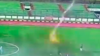 Maç esnasında üzerine yıldırım düşen futbolcu sahada hayatını kaybetti