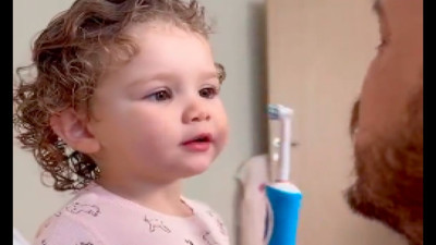 Sevimli minik, babasının dişlerini fırçalamasına yardım ederken mutluluktan kendinden geçti, izleyenleri kendine hayan bıraktı