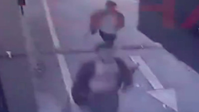 Fatih'te bir bakkal, para istemek için bıçak çeken Suriyeliyi copla kovaladı