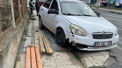 Bankta oturan vatandaşa otomobil çarptı