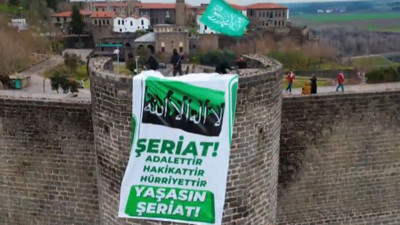 Diyarbakır’da birçok yere “Yaşasın Şeriat” yazılı pankartlar asıldı