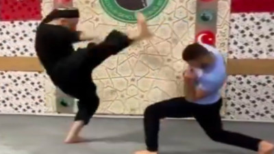 Hüseyin Çevik isimli hocanın dövüş hareketleri gündem oldu