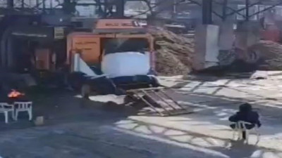 Bu vatandaşın işi spreyle daire çizmek. Bu zor iş diğer çalışanları çok kıskandırıyor