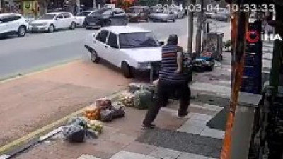 Kontrolden çıkan otomobil manav tezgahını dağıttı esnaf zor kurtuldu