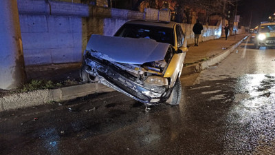 Sürücüsünün kontrolünü kaybettiği otomobil aydınlatma direğine çarptı