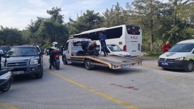 Motosikletiyle kamyonun altına girdi canından oldu