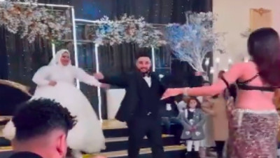 Düğünde dansözle oynamak isteyen damada gelinden müdahale