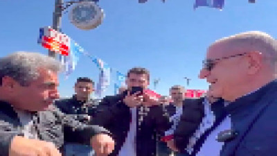 Ümit Özdağ'ı gören Türk vatandaşı mülteci taklidi yaptı ikili arasındaki diyalog izleyenleri güldürdü