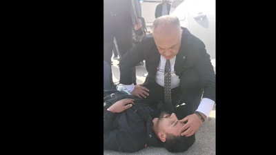 Dr. Selahaddin Can, aracına çarpan motosikletlilere ilk müdahalede bulundu