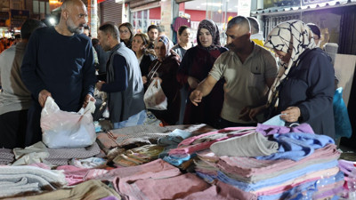 İzmir'de binlerce insan caddede kurulan tezgahlara akın etti