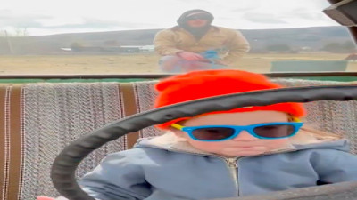 Mini kamyonet süren küçük kız görenleri etkiledi